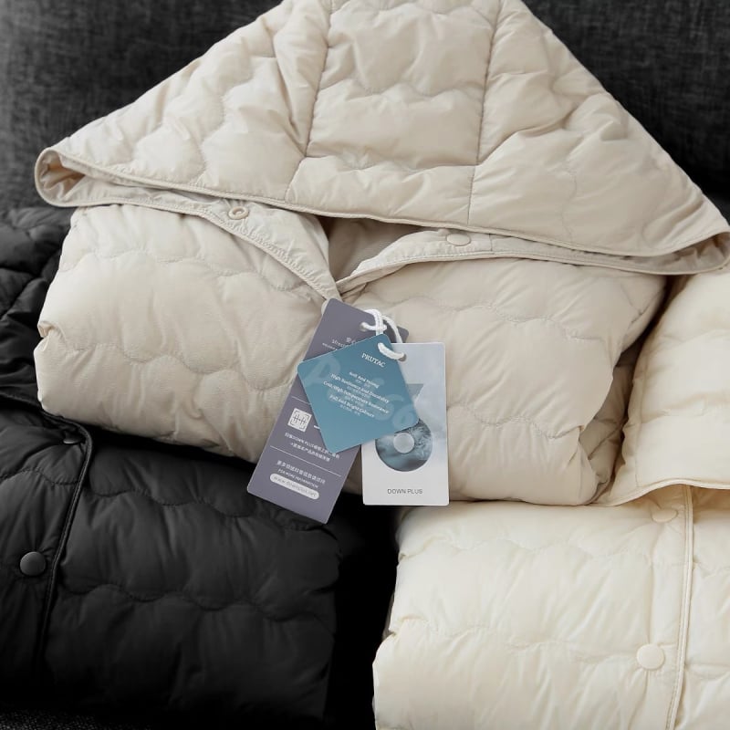 Bunda s kapucňou, výplň z kačacieho páperia, vonkajší materiál nylon, dĺžka 50–65 cm