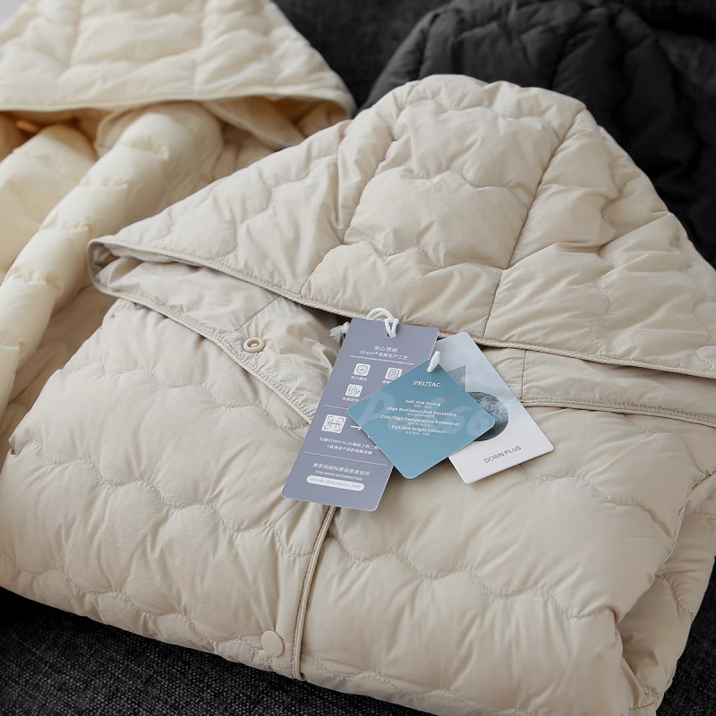 Bunda s kapucňou, výplň z kačacieho páperia, vonkajší materiál nylon, dĺžka 50–65 cm