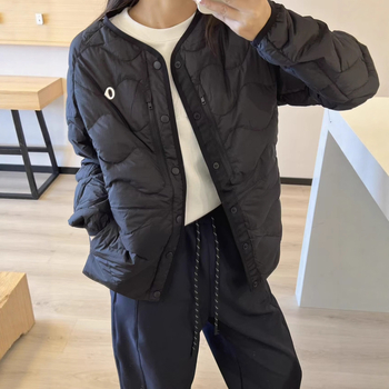 Ľahká pérová bunda bez goliera s bielym kačacím páperím 86–90%, stredná dĺžka, voľný strih