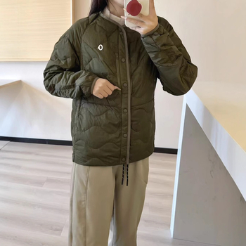 Ľahká pérová bunda bez goliera s bielym kačacím páperím 86–90%, stredná dĺžka, voľný strih