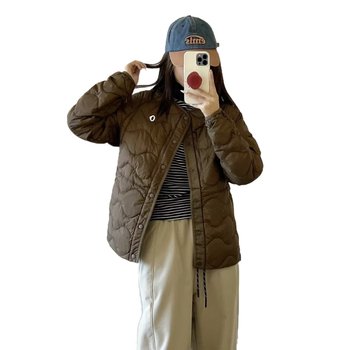 Ľahká pérová bunda bez goliera s bielym kačacím páperím 86–90%, stredná dĺžka, voľný strih