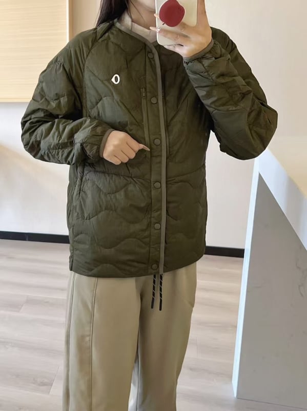 Ľahká pérová bunda bez goliera s bielym kačacím páperím 86–90%, stredná dĺžka, voľný strih