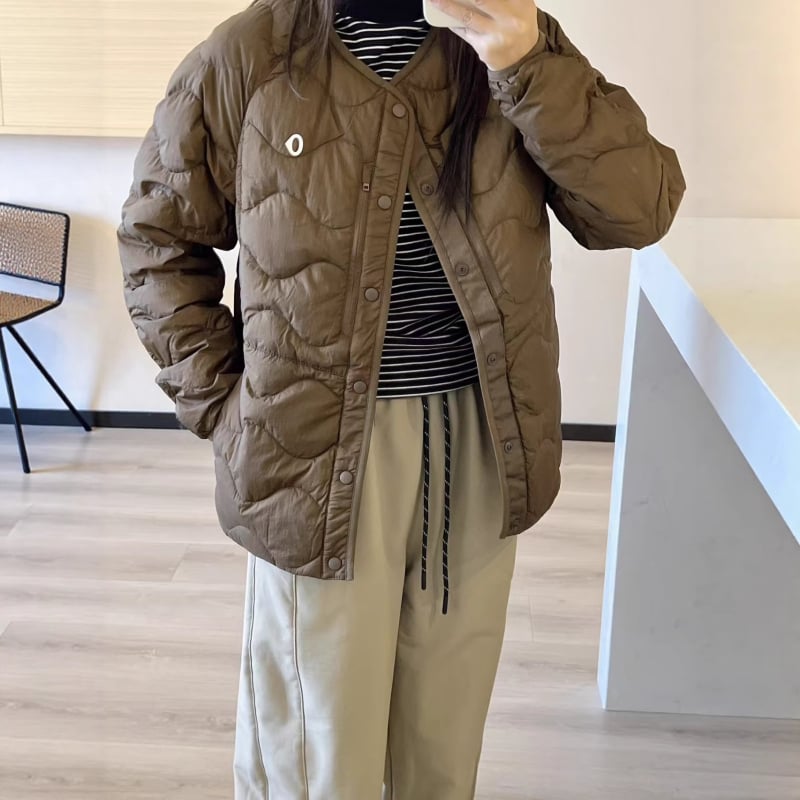 Ľahká pérová bunda bez goliera s bielym kačacím páperím 86–90%, stredná dĺžka, voľný strih