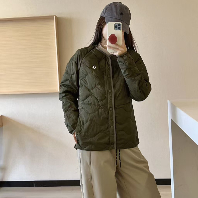 Ľahká pérová bunda bez goliera s bielym kačacím páperím 86–90%, stredná dĺžka, voľný strih