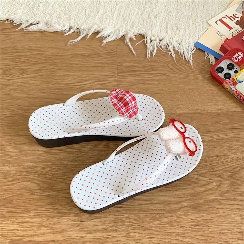 Sandale s klinom i remenom između prstiju, lagane, točkasti uzorak, PVC potplat, debljina potplata 0–3 cm, bez podstave (Proljeće 2025)