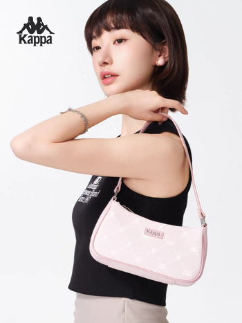 Taška cez rameno, PU materiál, horizontálny štvorcový tvar, zapínanie na zips, polyesterová podšívka, jeden ramenný popruh