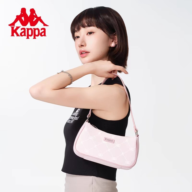 Taška cez rameno, PU materiál, horizontálny štvorcový tvar, zapínanie na zips, polyesterová podšívka, jeden ramenný popruh