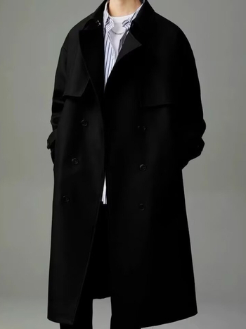 Pánsky kabát strednej dĺžky s dvojradovým zapínaním, s golierom reverom, bez kapucne, s opaskom