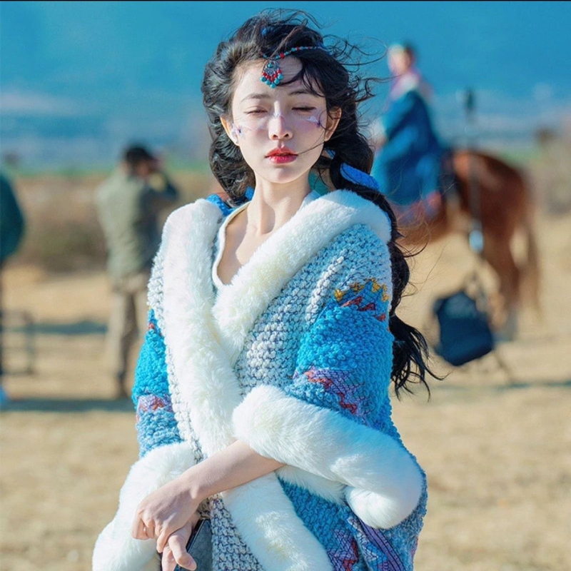 Etno stiliaus storas kailio apykaklės šalikėlis, poliesteris, spalvotų grotelių raštas, išlaiko šilumą, žiemai, pavasariui ir rudeniui