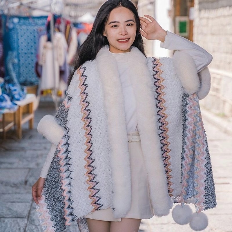 Etno stiliaus storas kailio apykaklės šalikėlis, poliesteris, spalvotų grotelių raštas, išlaiko šilumą, žiemai, pavasariui ir rudeniui