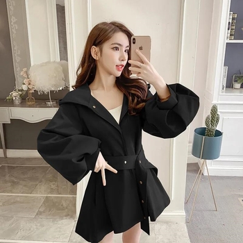 Īss trench jaka sievietēm - ar kapuci, laternu piedurknēm, ļoti īsa garums, A līnijas siluets, kokvilnas un poliesteres maisījums (90-95% poliestera)