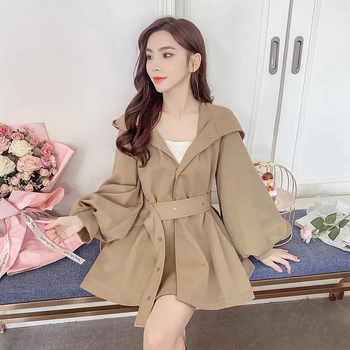 Īss trench jaka sievietēm - ar kapuci, laternu piedurknēm, ļoti īsa garums, A līnijas siluets, kokvilnas un poliesteres maisījums (90-95% poliestera)