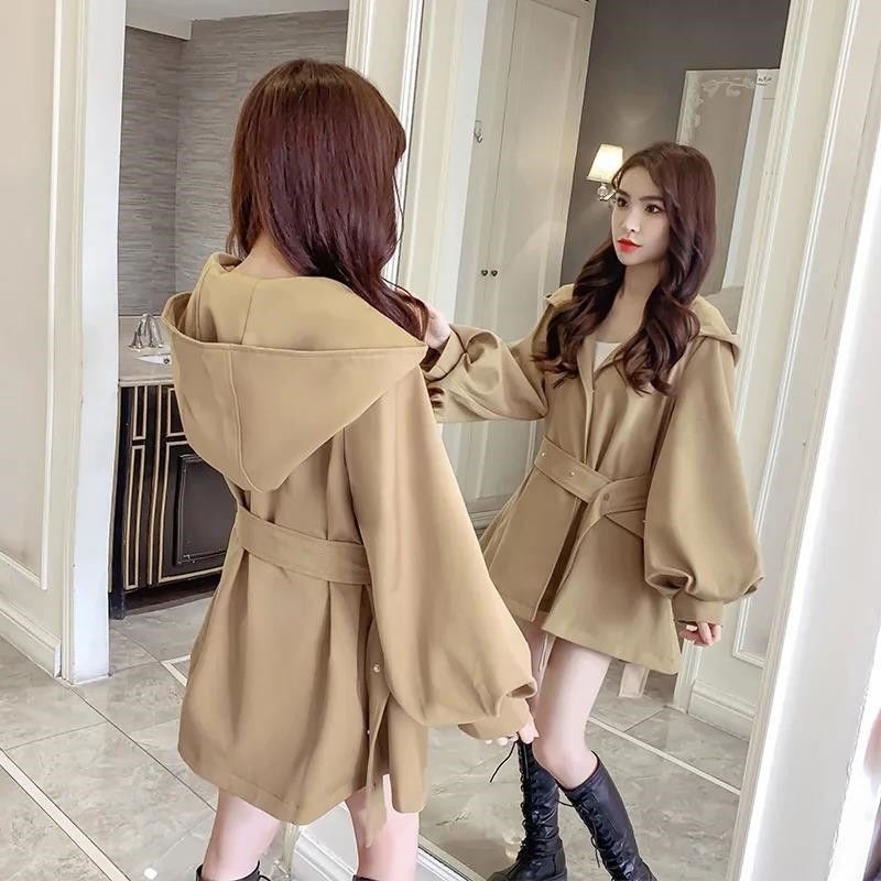 Īss trench jaka sievietēm - ar kapuci, laternu piedurknēm, ļoti īsa garums, A līnijas siluets, kokvilnas un poliesteres maisījums (90-95% poliestera)