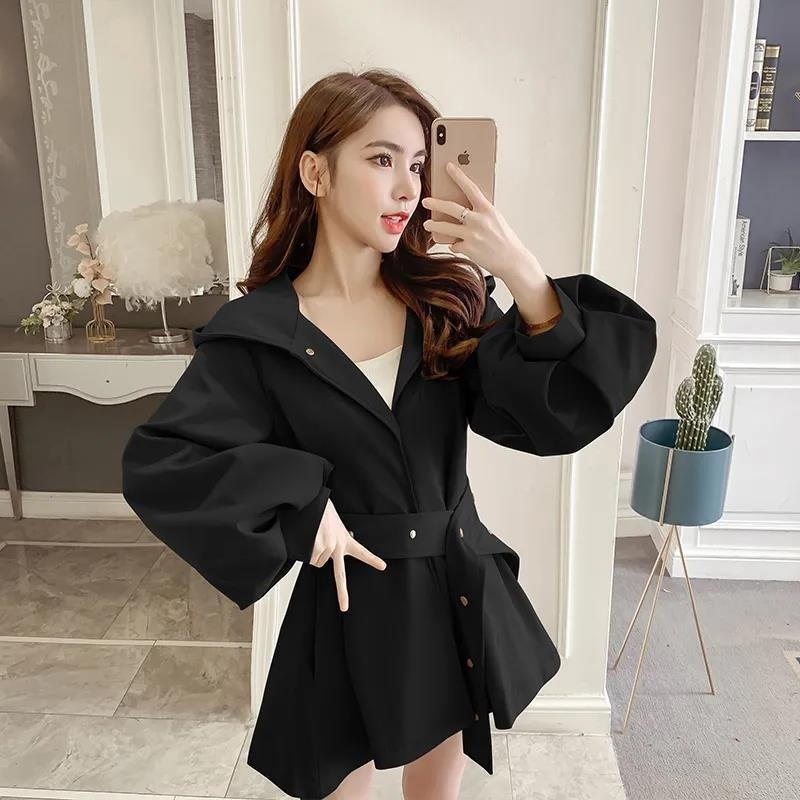 Īss trench jaka sievietēm - ar kapuci, laternu piedurknēm, ļoti īsa garums, A līnijas siluets, kokvilnas un poliesteres maisījums (90-95% poliestera)