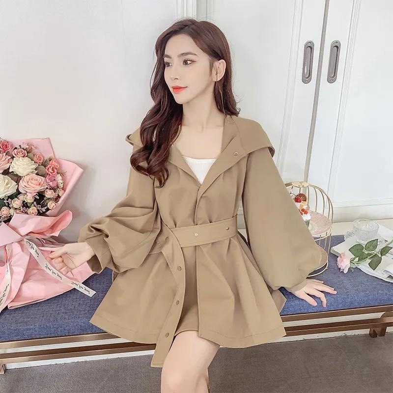 Īss trench jaka sievietēm - ar kapuci, laternu piedurknēm, ļoti īsa garums, A līnijas siluets, kokvilnas un poliesteres maisījums (90-95% poliestera)