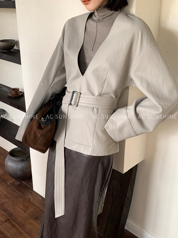 PU кожено яке с дълбоко V-образно деколте, качулка, реглан ръкави, колажен дизайн (зимна колекция 2025)