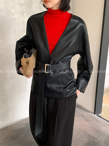 PU кожено яке с дълбоко V-образно деколте, качулка, реглан ръкави, колажен дизайн (зимна колекция 2025)