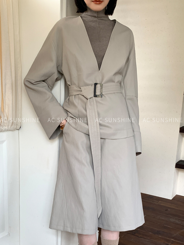 PU кожено яке с дълбоко V-образно деколте, качулка, реглан ръкави, колажен дизайн (зимна колекция 2025)