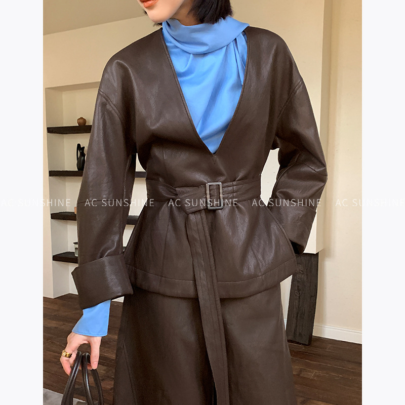 PU кожено яке с дълбоко V-образно деколте, качулка, реглан ръкави, колажен дизайн (зимна колекция 2025)