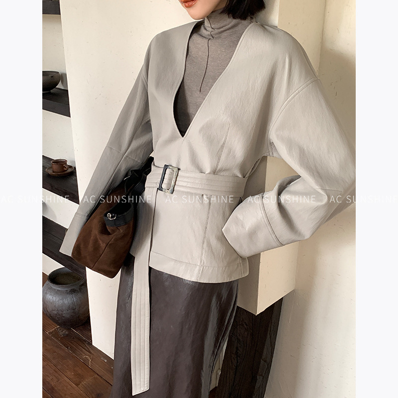 PU кожено яке с дълбоко V-образно деколте, качулка, реглан ръкави, колажен дизайн (зимна колекция 2025)