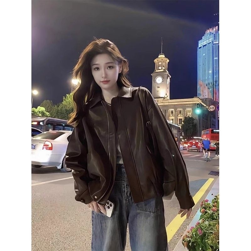 Дамsko яке от изкуствена кожа, поло яка, без ръкави, цип за закопчаване, пролет 2025