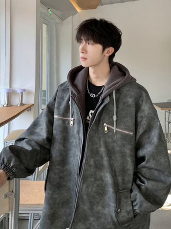 PU odinė striukė su gobtuvu - laisvo kirpimo, užtrauktukas, šoniniai kišenės, poliesterio pamušalas, ilgis 50-65 cm, rudens 2025