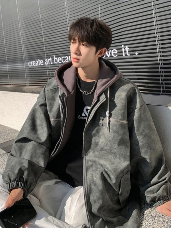 PU odinė striukė su gobtuvu - laisvo kirpimo, užtrauktukas, šoniniai kišenės, poliesterio pamušalas, ilgis 50-65 cm, rudens 2025