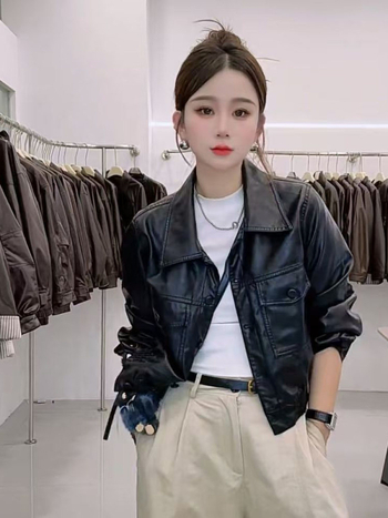 Дамско яке от имитационна кожа – поло яка, дълги ръкави, къс модел (дължина 40–50 см), японски и корейски стил