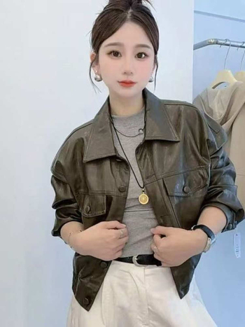 Дамско яке от имитационна кожа – поло яка, дълги ръкави, къс модел (дължина 40–50 см), японски и корейски стил