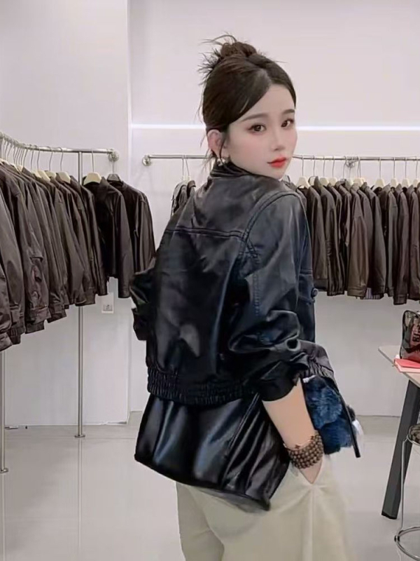 Дамско яке от имитационна кожа – поло яка, дълги ръкави, къс модел (дължина 40–50 см), японски и корейски стил
