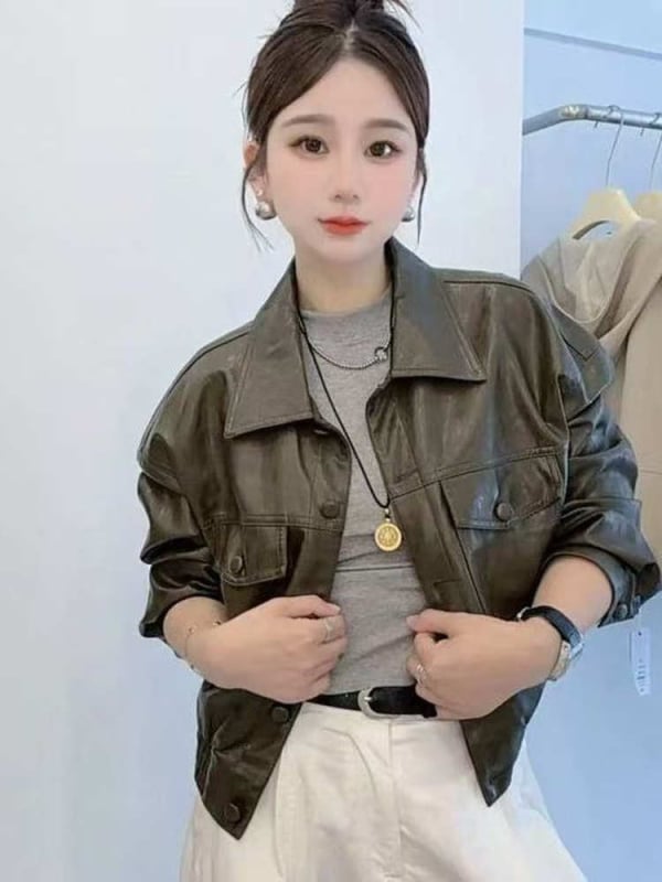 Дамско яке от имитационна кожа – поло яка, дълги ръкави, къс модел (дължина 40–50 см), японски и корейски стил