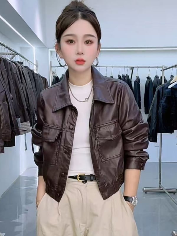 Дамско яке от имитационна кожа – поло яка, дълги ръкави, къс модел (дължина 40–50 см), японски и корейски стил