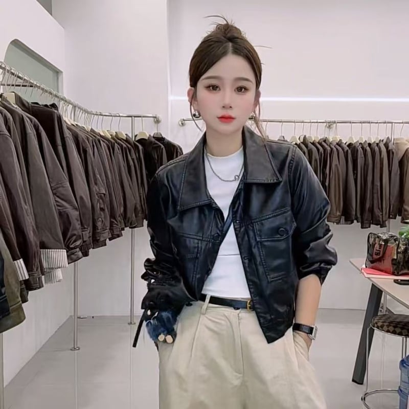 Дамско яке от имитационна кожа – поло яка, дълги ръкави, къс модел (дължина 40–50 см), японски и корейски стил