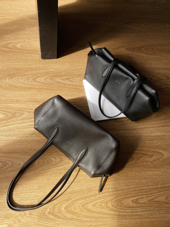 Dāmu Boston soma – pirmā slāņa liellādas āda, rāvējslēdzēja atvērums, iekšējā kabata ar rāvējslēdzēju, poliestera oderējums, mīksts rokturis