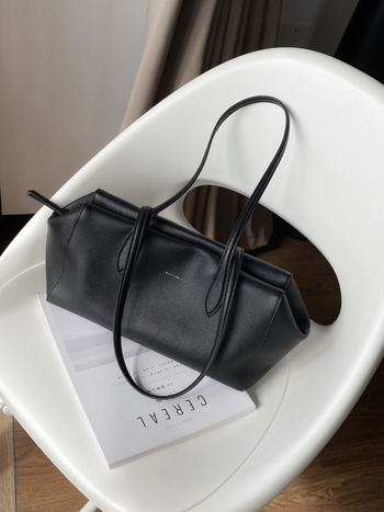 Dāmu Boston soma – pirmā slāņa liellādas āda, rāvējslēdzēja atvērums, iekšējā kabata ar rāvējslēdzēju, poliestera oderējums, mīksts rokturis