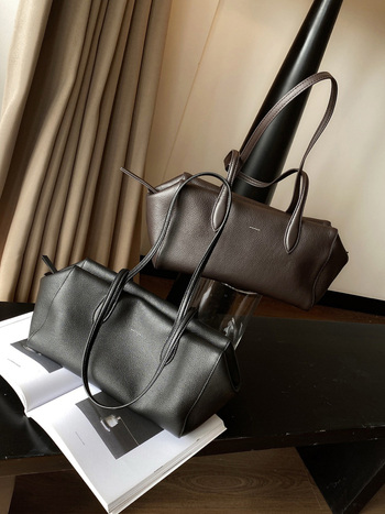 Dāmu Boston soma – pirmā slāņa liellādas āda, rāvējslēdzēja atvērums, iekšējā kabata ar rāvējslēdzēju, poliestera oderējums, mīksts rokturis