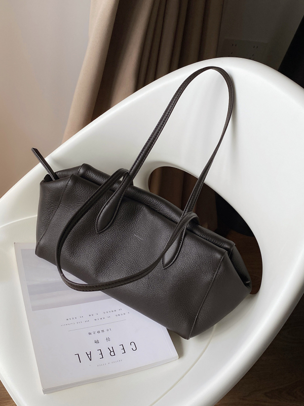 Dāmu Boston soma – pirmā slāņa liellādas āda, rāvējslēdzēja atvērums, iekšējā kabata ar rāvējslēdzēju, poliestera oderējums, mīksts rokturis