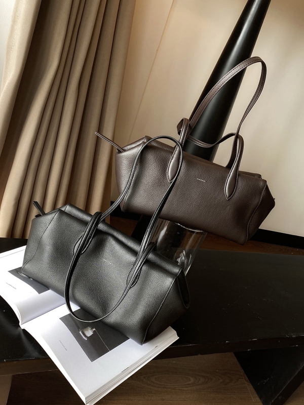 Dāmu Boston soma – pirmā slāņa liellādas āda, rāvējslēdzēja atvērums, iekšējā kabata ar rāvējslēdzēju, poliestera oderējums, mīksts rokturis