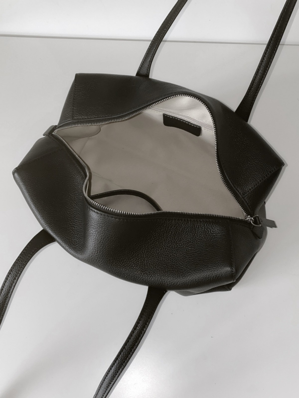 Dāmu Boston soma – pirmā slāņa liellādas āda, rāvējslēdzēja atvērums, iekšējā kabata ar rāvējslēdzēju, poliestera oderējums, mīksts rokturis