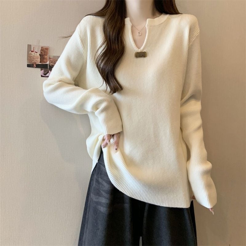 Пуловер с дълги ръкави - дълбока V-образна яка - свободен силует - полиестрова тъкан - едноцветен