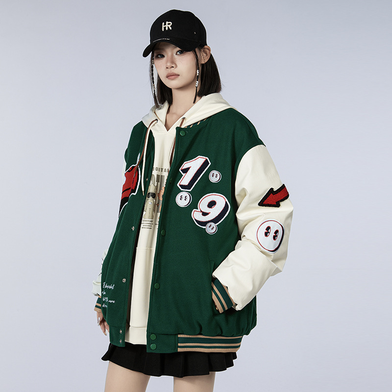 Meeste villane beisbolimantel pakse isoleerimisega, stand-up krae, ühe riviga sulgumine, džakardõmblus ja applikaatsioon