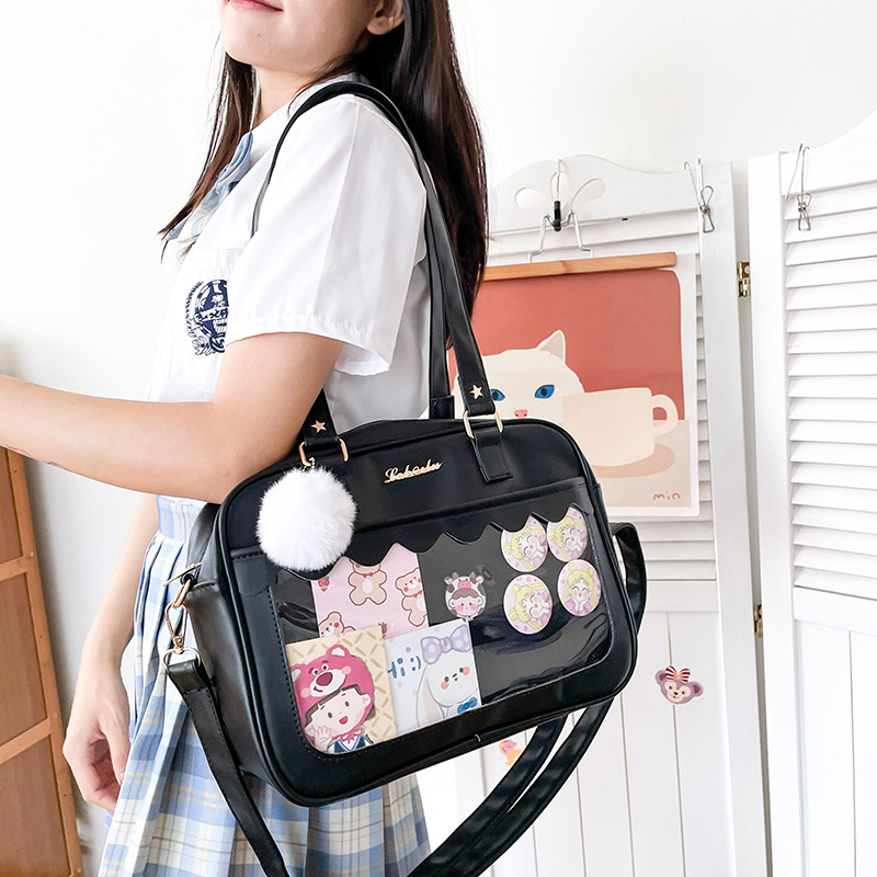 PU crossbody táska, vízszintes négyzet alakú, cipzáras nyitás, pamut bélés, belső zsebek (telefon, laptop, igazolvány)