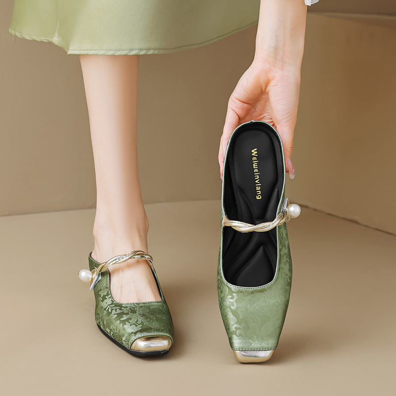 Baotou dámske sandále so saténovým vrchným dielom, štvorcový nos, mikrovláknová vnútorná časť, gumová podrážka