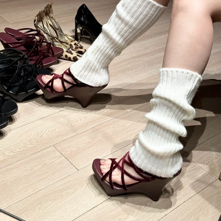 Naiste veluurist sandaalid kliinilise kontsiga, ristatud rihmadega, PU talla