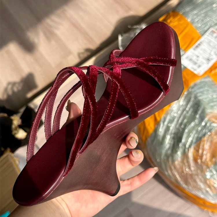 Naiste veluurist sandaalid kliinilise kontsiga, ristatud rihmadega, PU talla