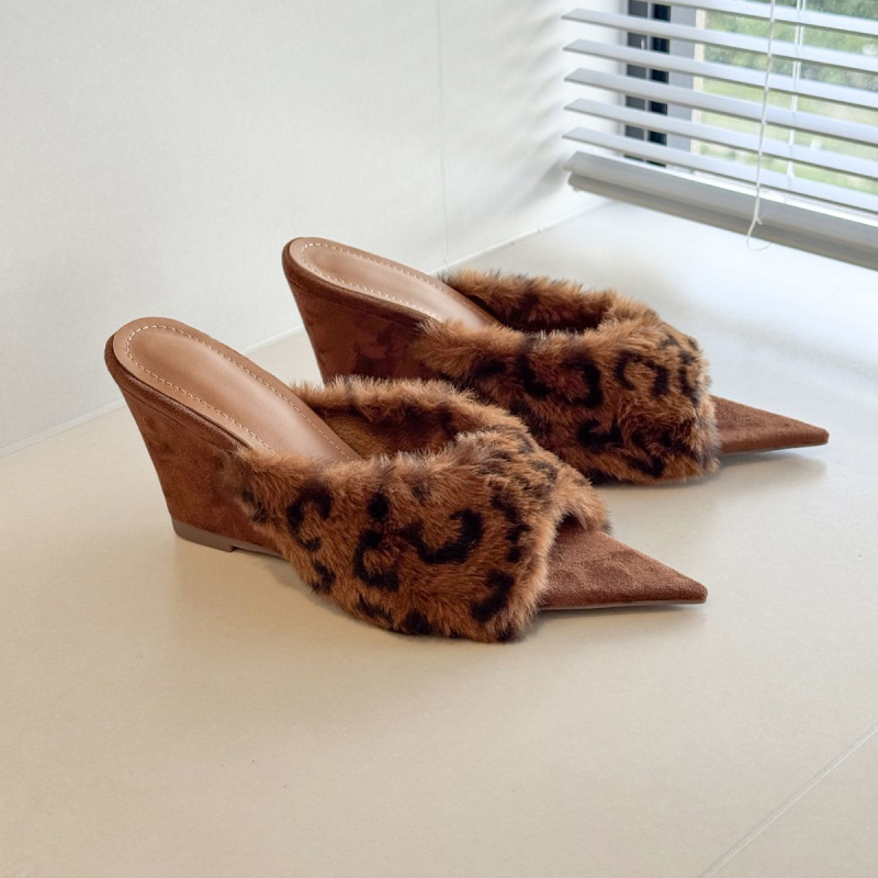 Naiste veluurist papud, Korea stiilis, terav varvas, klinveidne kann, kanna kõrgus 3–5 cm