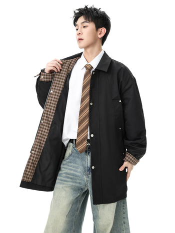 Pánsky kabát s reversom, zipsovým zapínaním, tkanina imitácie bavlneného twillu, podšívka z polyesteru, voľný strih, stredná dĺžka, jar–jeseň 2025