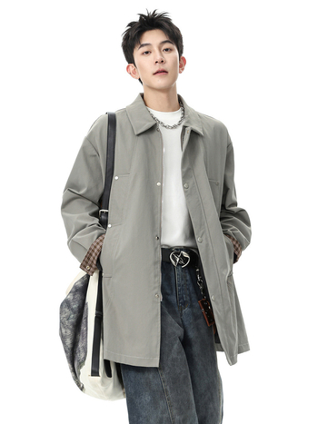 Pánsky kabát s reversom, zipsovým zapínaním, tkanina imitácie bavlneného twillu, podšívka z polyesteru, voľný strih, stredná dĺžka, jar–jeseň 2025