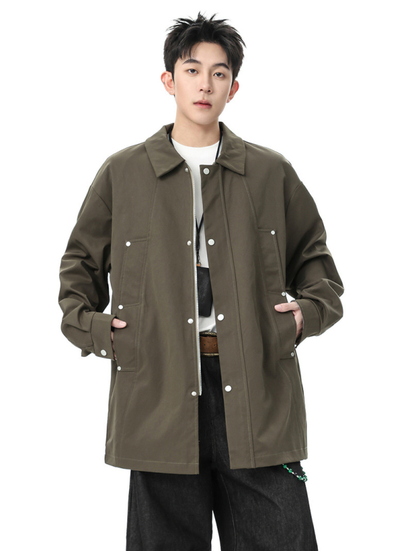 Pánsky kabát s reversom, zipsovým zapínaním, tkanina imitácie bavlneného twillu, podšívka z polyesteru, voľný strih, stredná dĺžka, jar–jeseň 2025