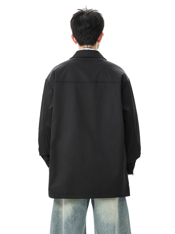 Pánsky kabát s reversom, zipsovým zapínaním, tkanina imitácie bavlneného twillu, podšívka z polyesteru, voľný strih, stredná dĺžka, jar–jeseň 2025